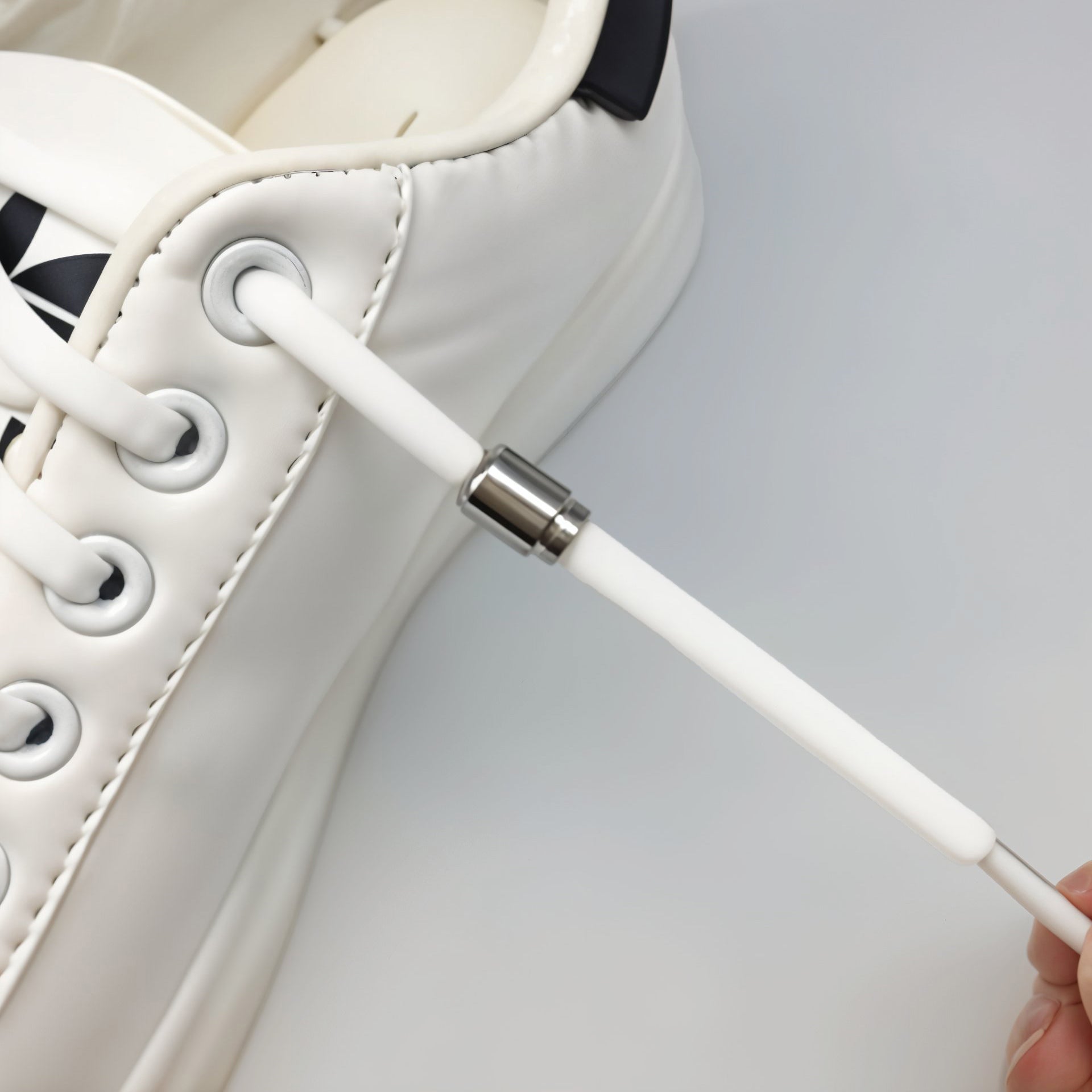 2. Secure theshoelaces with the lock